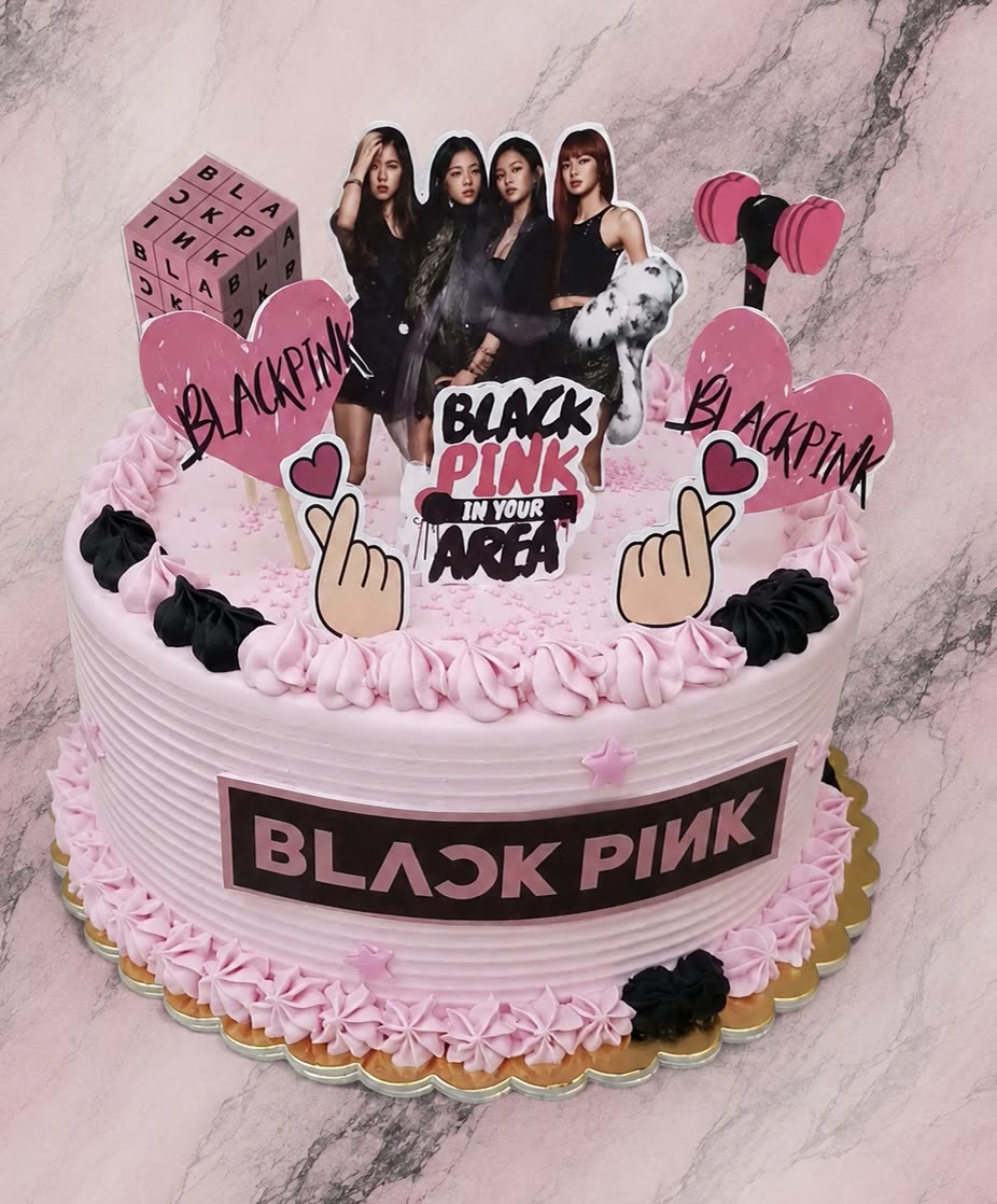 Rózsaszín-fekete BLACKPINK torta cukorlap figurákkal