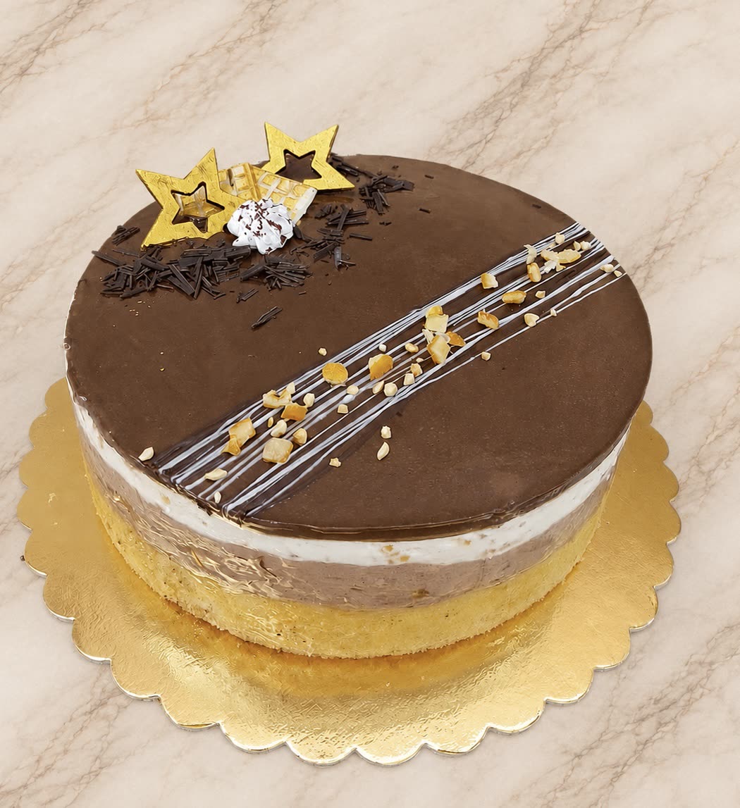 Csokoládés mousse torta arany csillagokkal és dióval