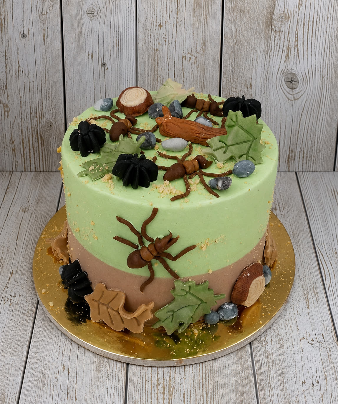 Zöld-barna erdei torta bogarakkal, makkokkal és levelekkel