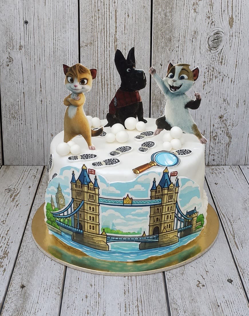 Fehér torta festett londoni híddal, cica és kutya figurákkal