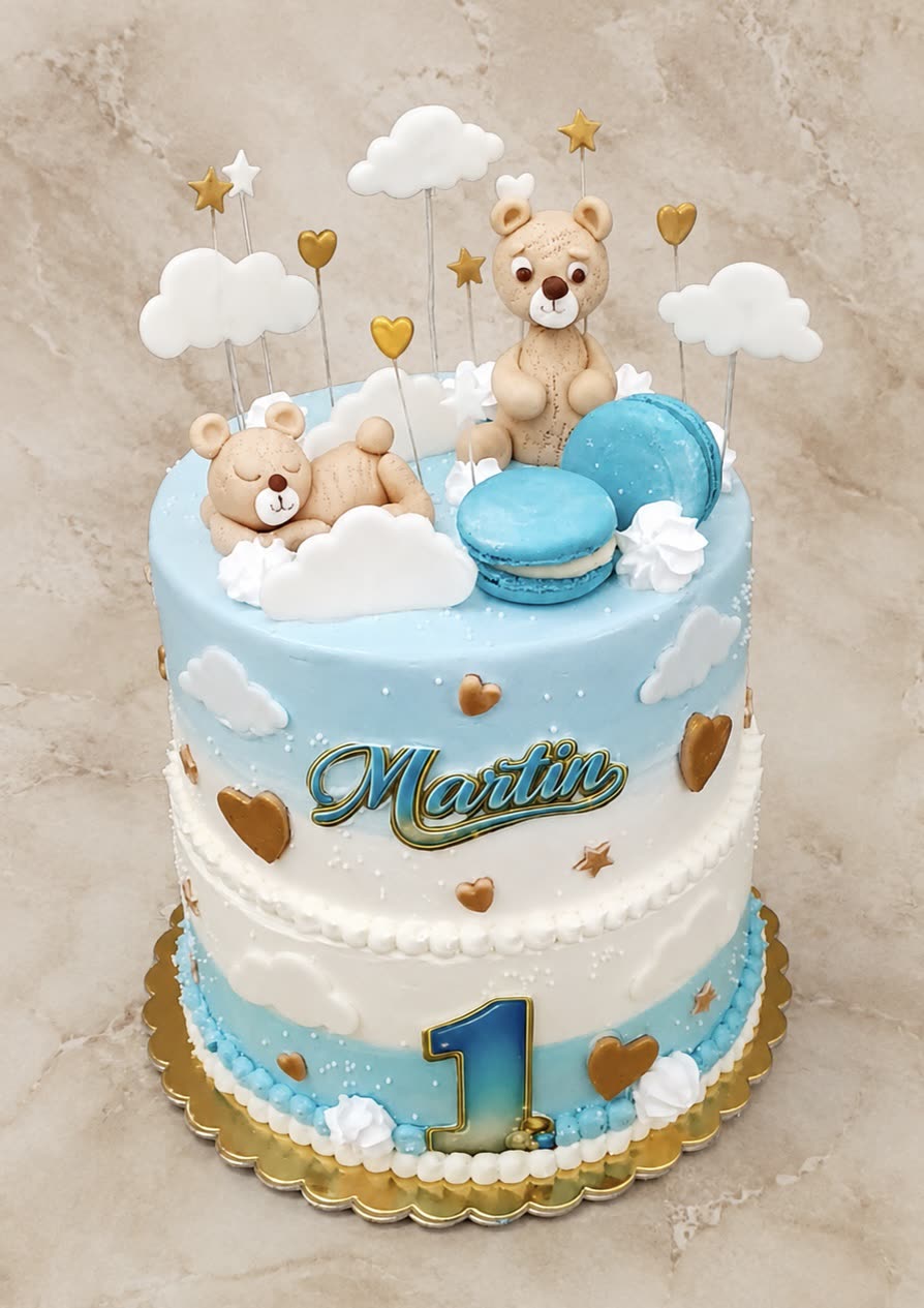 Kék-fehér kétemeletes macis torta felhőkkel és arany szívekkel