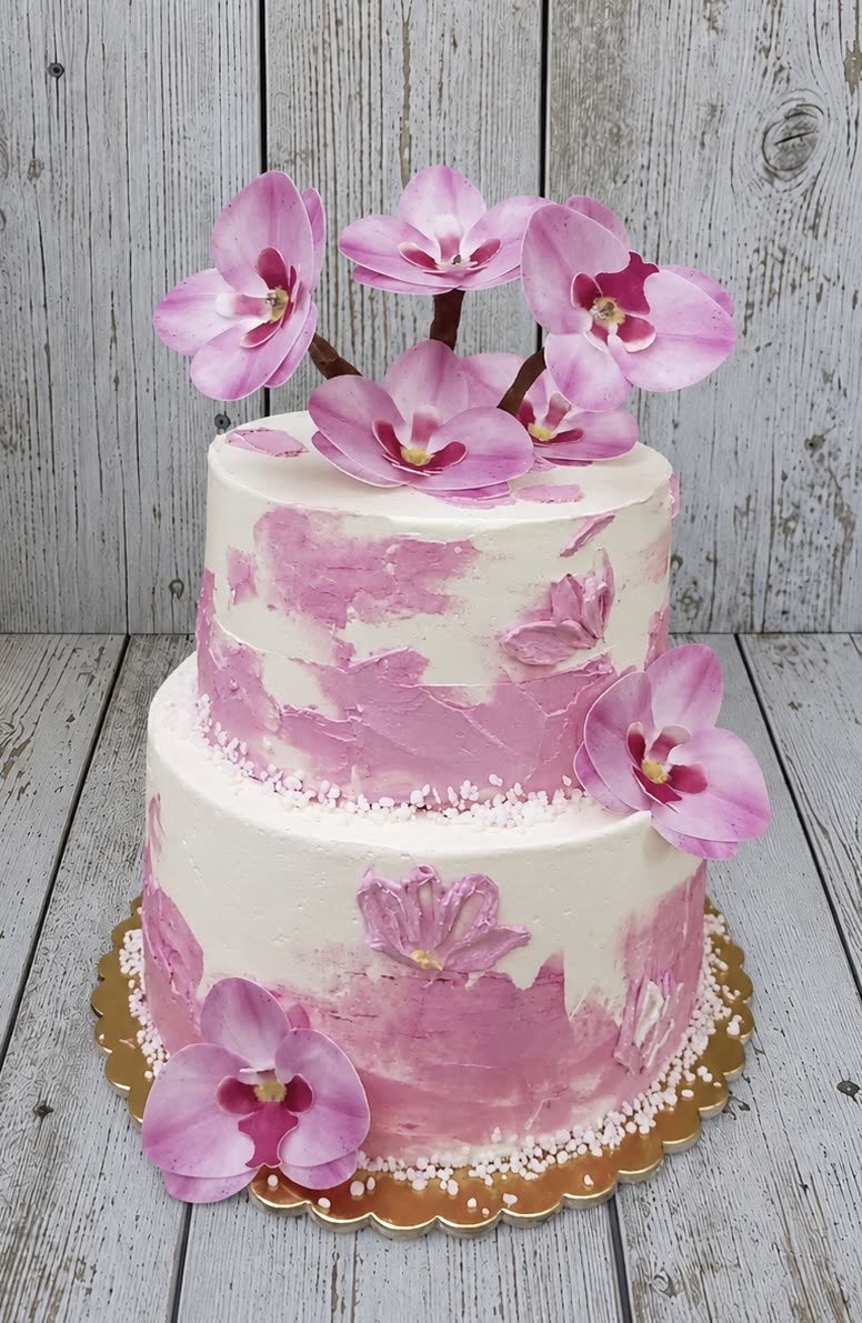 Kétemeletes rózsaszín-fehér torta élő orchideákkal