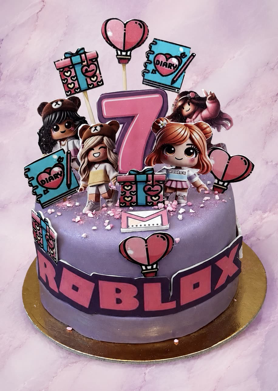 Lila Roblox torta figurákkal, szívekkel és számtáblával