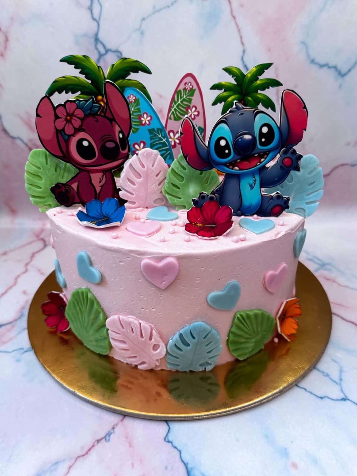 Rózsaszín Stitch torta trópusi levelekkel és szörfdeszkákkal